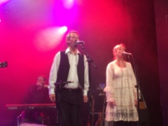Magnus Fors och Ann-Charlotte Hedenskog på môra-Pers jubileumskonsert på Ritz i Arvika 1/11 2014. Foto: David Fryxelius.