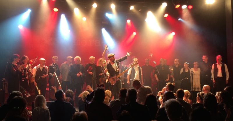 Alla medverkande på môra-Pers jubileumskonsert på Ritz i Arvika 1/11 2014. Foto: David Fryxelius.