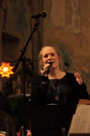 Marie Nilsson, i Kalle Groth band, sjöng på musikesteternas julkonsert 2017. Foto: David Fryxelius.