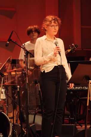 Sångerska i "Fast Ramen" på Musikskolans konsert på Musikhögskolan Ingesund vt18. Foto: David Fryxelius.